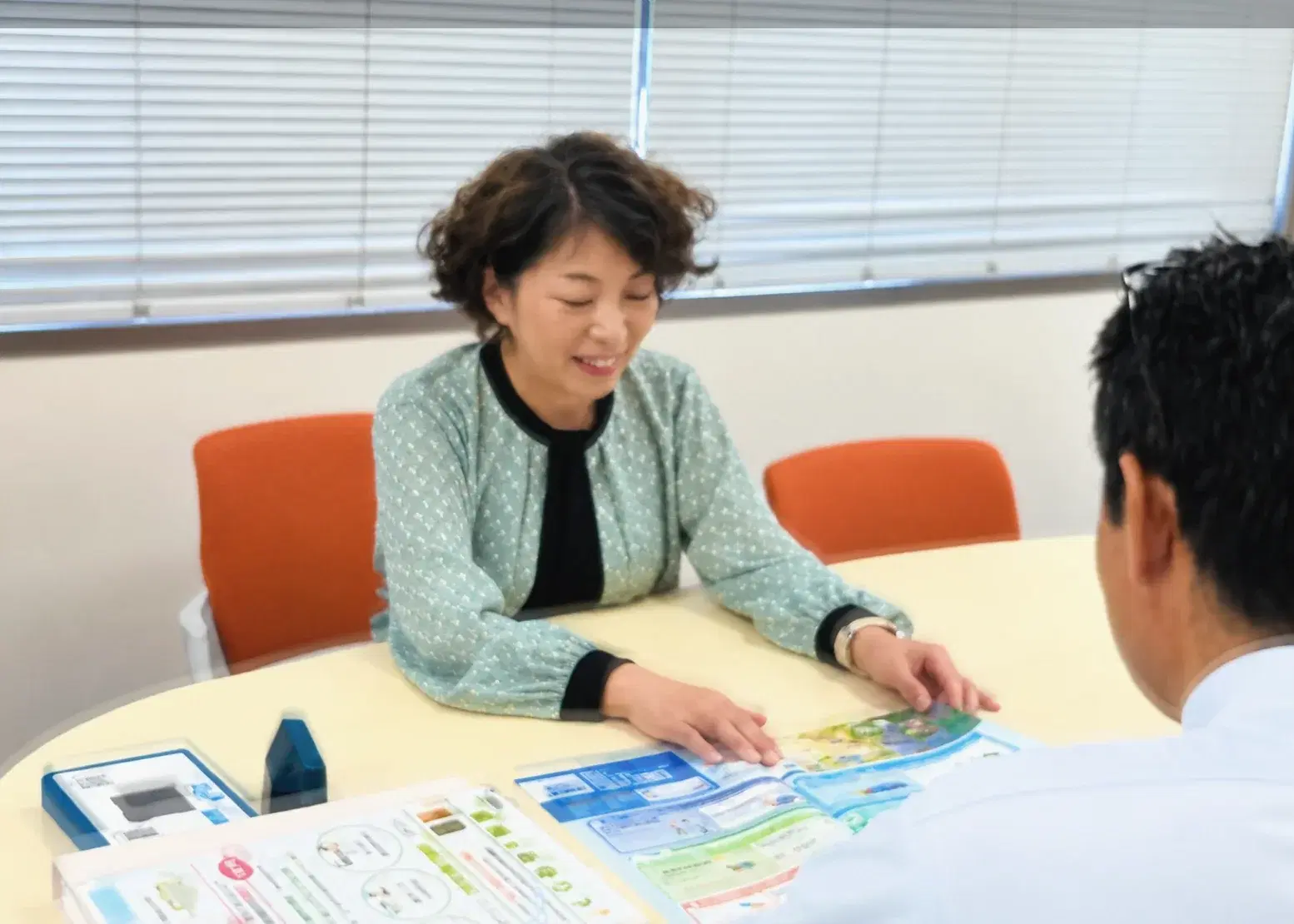 窓口で相談に応じるスタッフ