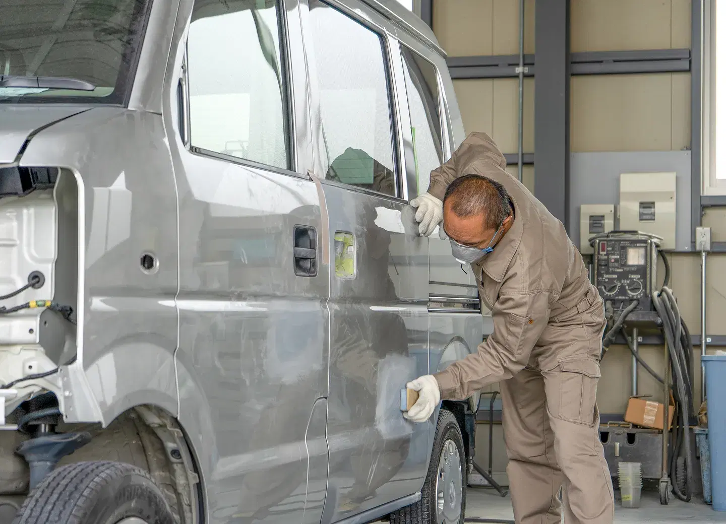 車体の板金作業を行う整備士