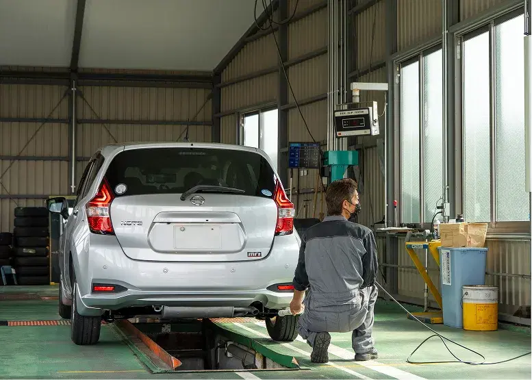 検査設備に入った乗用車