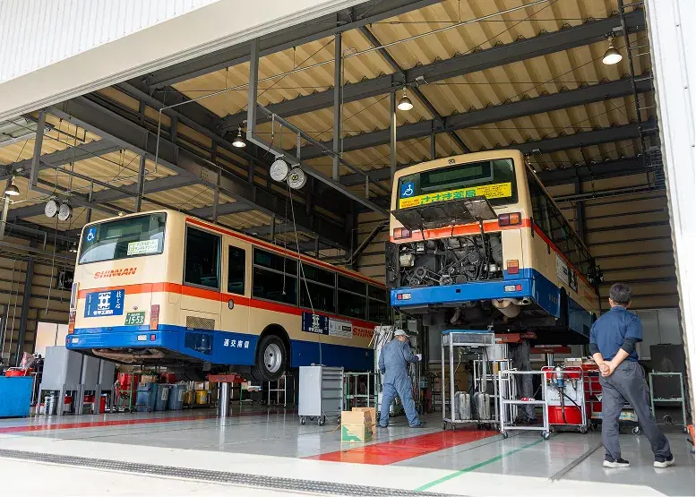 整備工場に入った大型車両